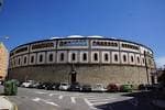 Vista exterior de la Plaza de Toros de Pontevedra desde la calle con cielo azul