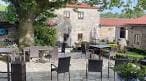 Terraza exterior del Pazo de Ludeiro con mobiliario para eventos