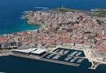 Vista aérea de Los Cantones Village y el puerto de A Coruña