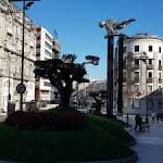 Vista de la Praza Porta do Sol con el Sireno y edificios circundantes