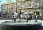 Monumento 'La Tertulia' en la Praza de San Xosé desde una perspectiva elevada