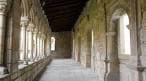 Corredor del Claustro de San Francisco con vista a los arcos y el patio