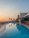 Piscina en la azotea con vistas panorámicas al atardecer