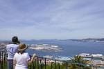 Visitantes disfrutando de las vistas de la ría de Vigo desde el mirador