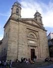 Vista lateral de la Concatedral de Santa María de Vigo con escalinata y visitantes