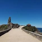 Camino empedrado que conduce a la Ermita de La Lanzada y las ruinas