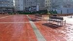 Vista de la zona pavimentada de la Praza de Mariñeiros con bancos