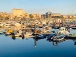Atardecer en el puerto de Curuxeiras con el mar en calma reflejando las embarcaciones