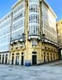 Edificio con galerías tradicionales en A Coruña, característico de la zona