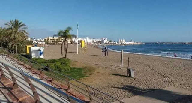 Jornada de limpieza de playas en Benalmádena