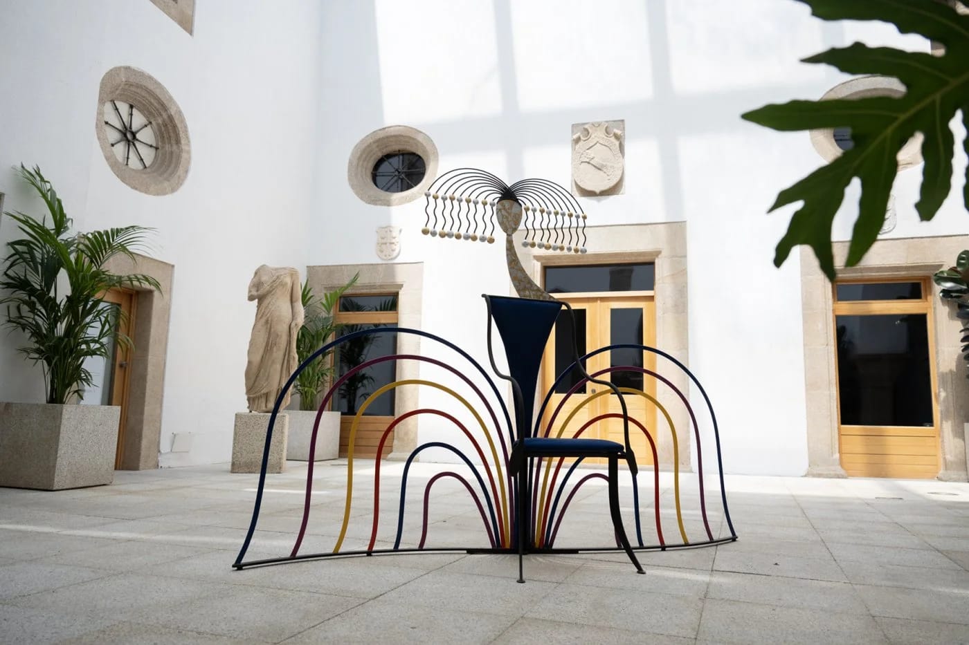 Exhibición de la silla-menina de Miguel Sansón, de la colección Sent-Art