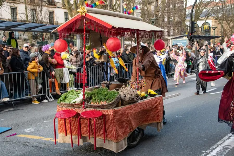 Desfile de comparsas en Bidebieta