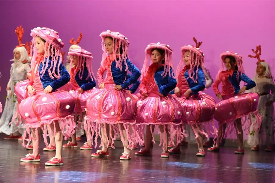 Actuación de comparsas infantiles