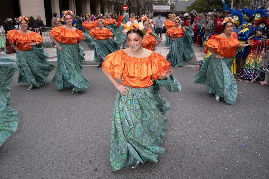 Desfile de comparsas en Riberas de Loiola