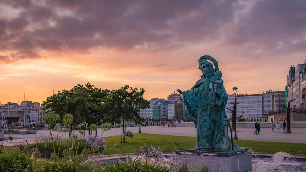 La Virgen del Carmen llena de tradición la bahía coruñesa