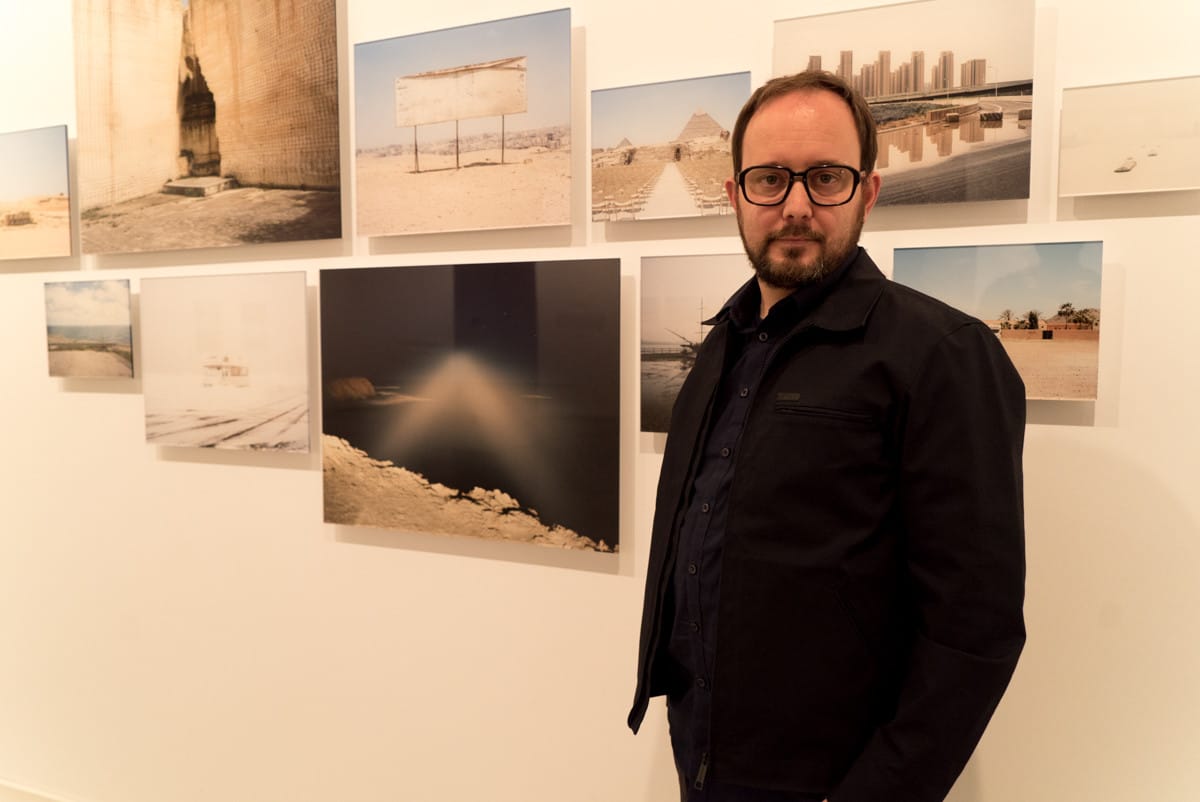 Eduardo Nave en el escaparate de La Caverna de la luz