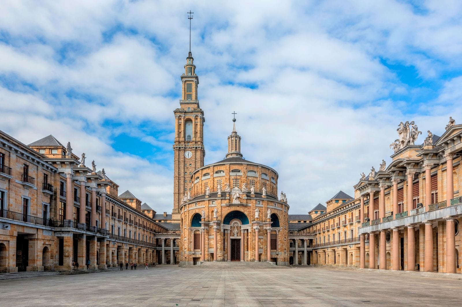 Ruta por las esculturas secretas de la Laboral de Gijón