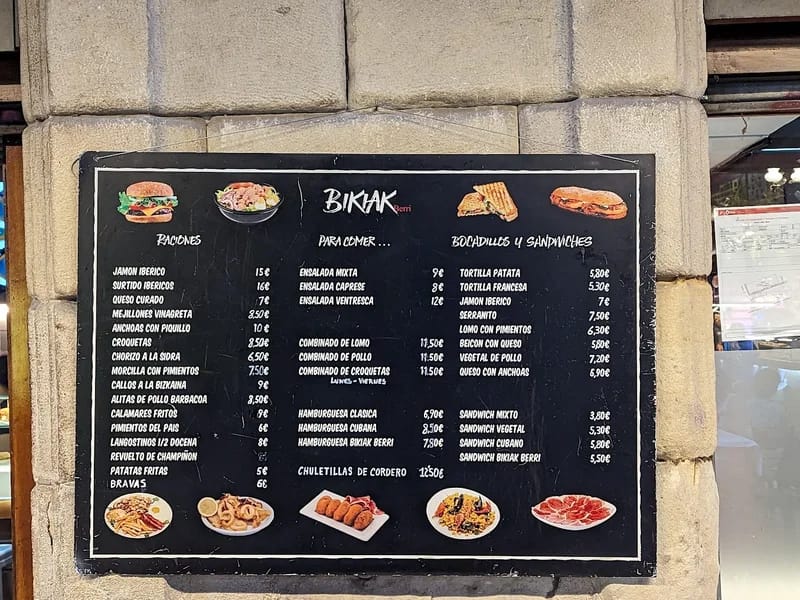 Pintxos y ambiente local en el Bar BIKIAK berri de Bilbao