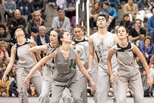 Alarde de danzas. Dantza Plazetan. Batasuna Arraizbide + Bihotz Alai + Irutasun + Goi Herri Dantza Taldeak