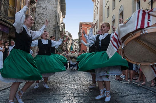 Euskal Jira: danza vasca en la plaza Urdanibia