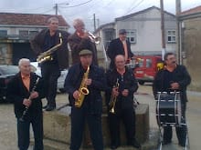 Animación de calle con Os Bandiños y A Ruliña de Laraño
