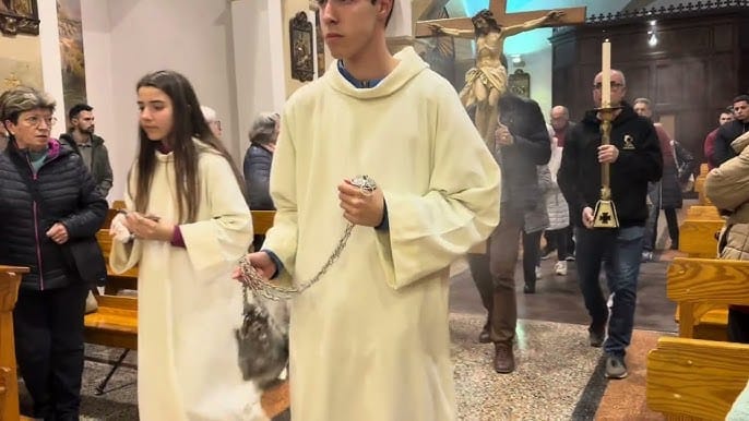 Misas dominicales en la iglesia de San Pedro Apóstol