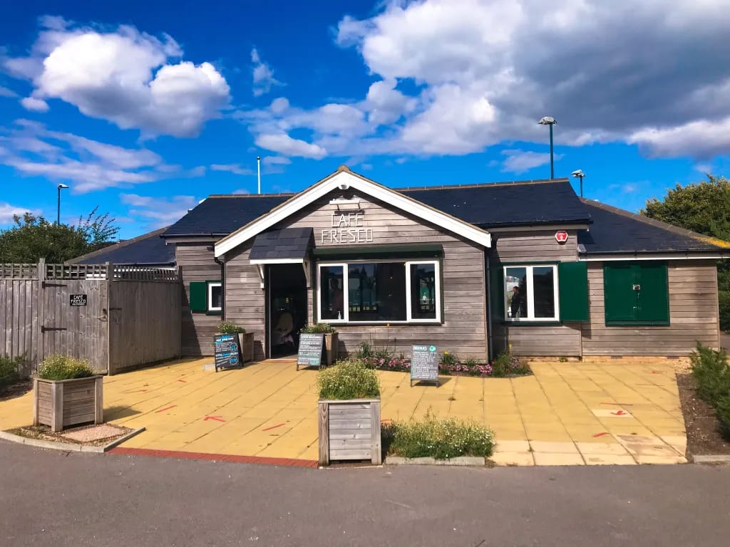 Café Fresco en Southsea: café artesanal junto a Canoe Lake
