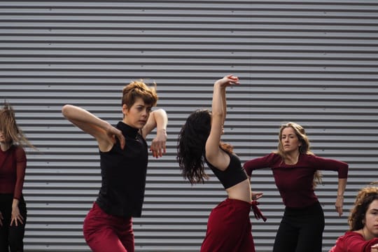 10 emakumek, mundua dantzan