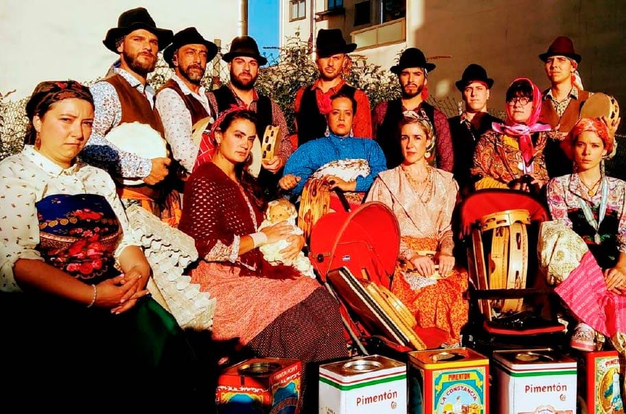 Actuación del grupo folclórico Pandereteiras Sen Fronteiros