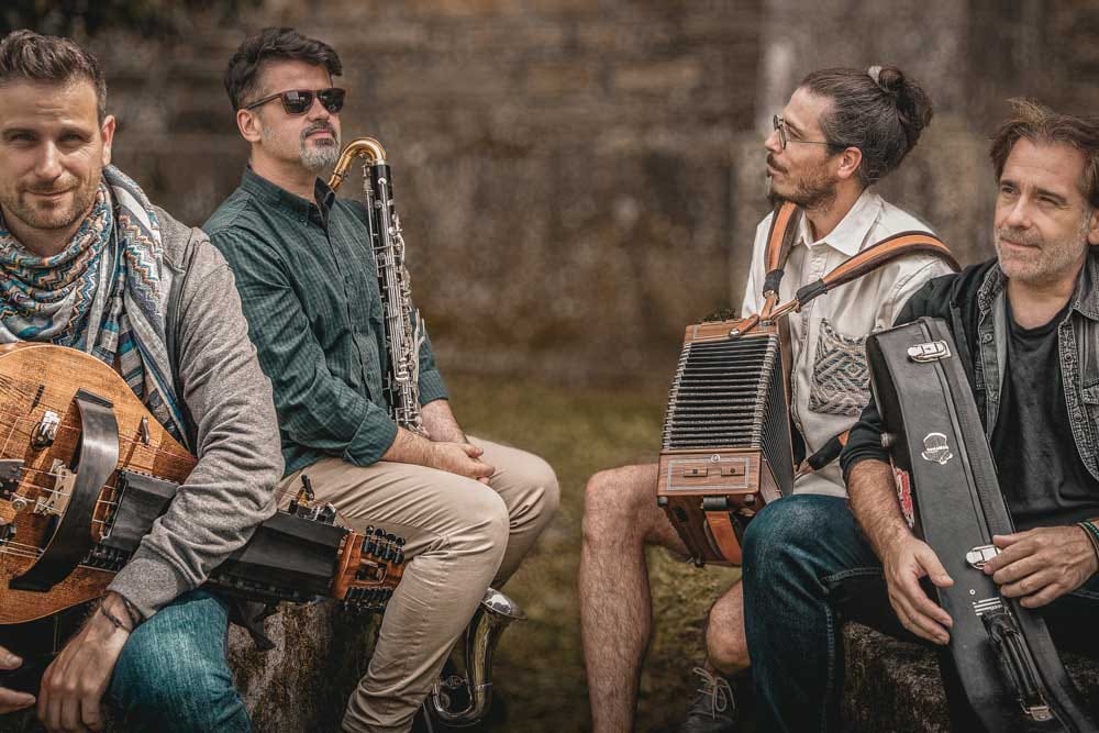 Actuación de Irmaus da Raia Seca