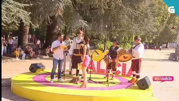 Pasacalles y actuación del Grupo de Gaitas Os Xígaros de Lugo