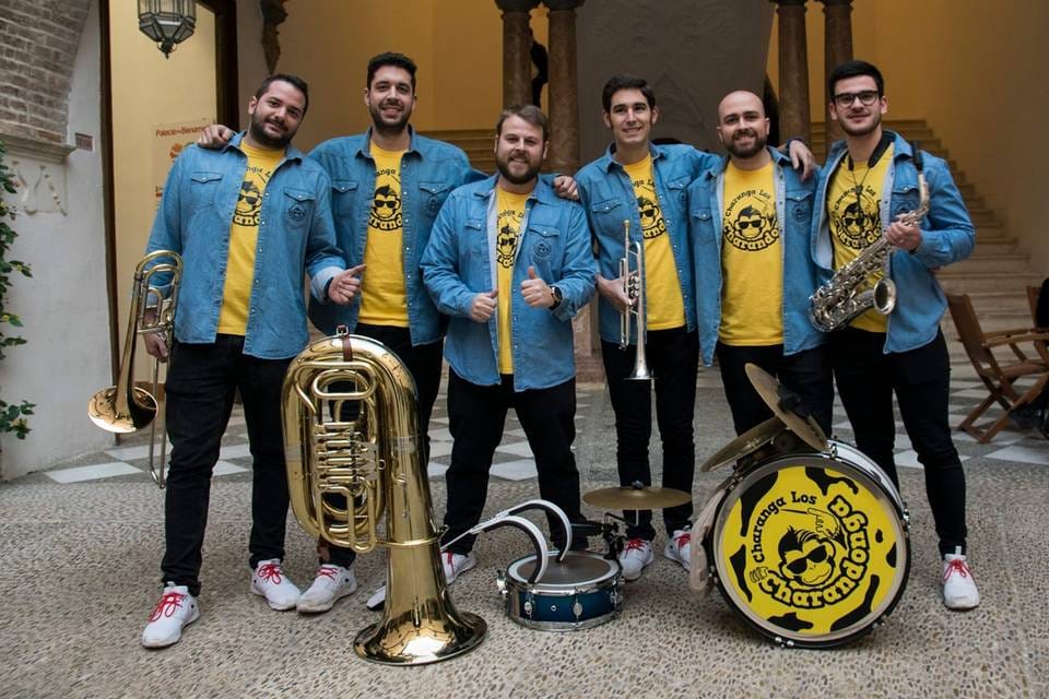 Pasacalles a cargo de la charanga Charandonga