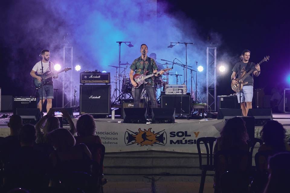 Demenzia Sozial + Apolo 18 + Not Yet