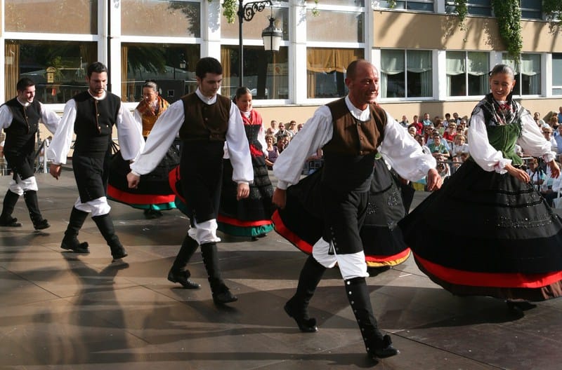 Actuación de Coros e Danzas Eidos