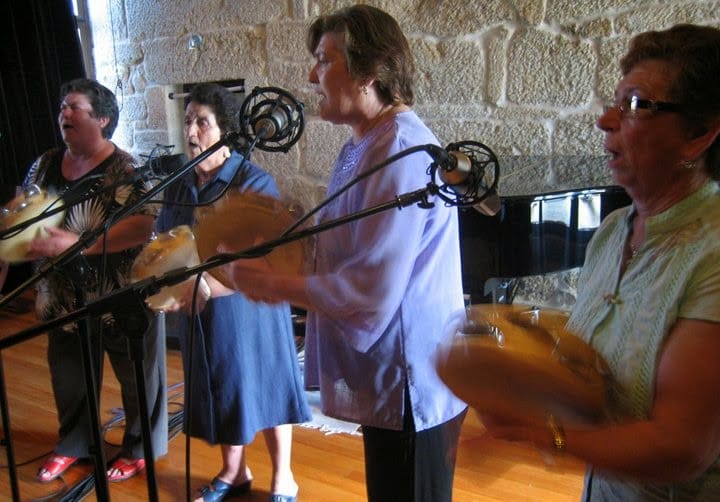 Mozas da miña aldea. As cantareiras e a poesía popular oral na provincia de Pontevedra