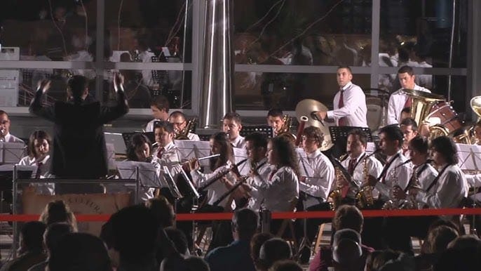 Actuación de la Banda de Música de Salceda de Caselas y pandereteiras O Tangaraño y Ecos do Xandre