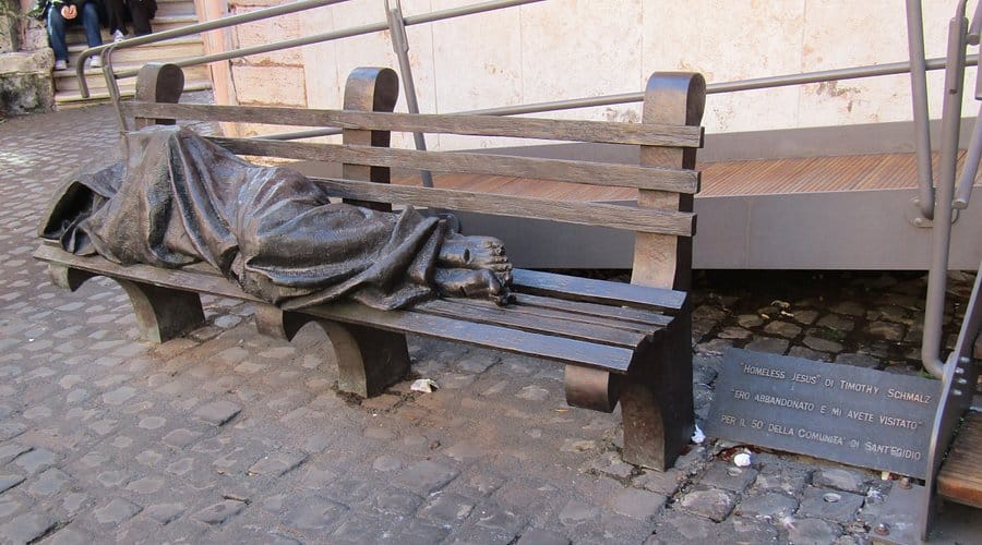 Escultura 'Homeless Jesus' de Timothy Schmalz