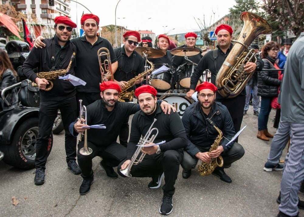 Pasacalles musical de la charanga Mil9