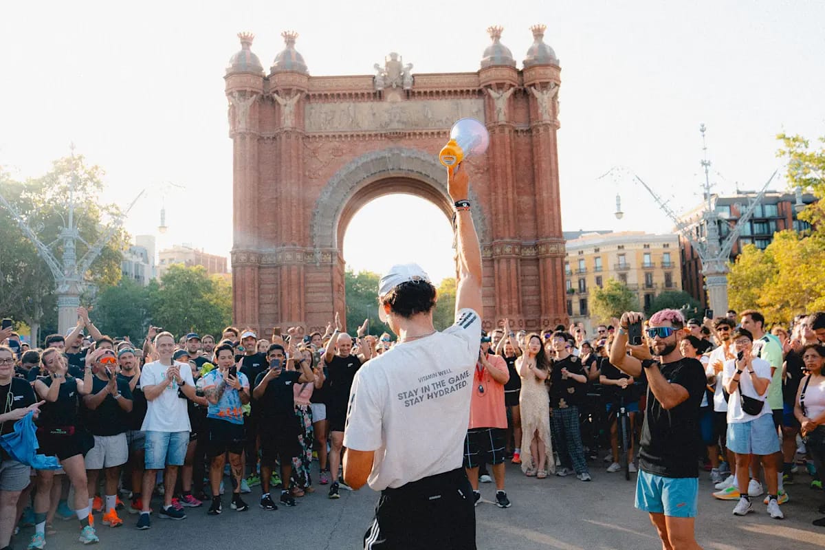A Coruña se ata las zapatillas junto a Sergio Turull para concienciar sobre el cáncer infantil