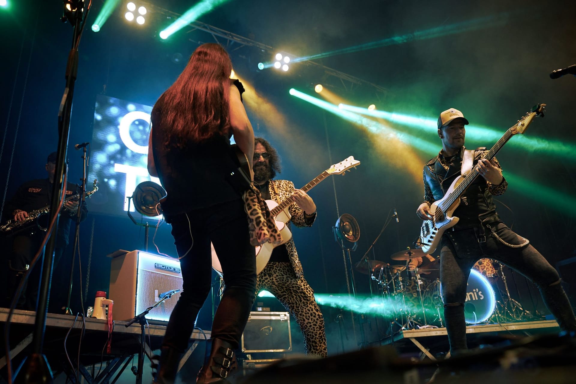 Actuación de Los Gin Toni's