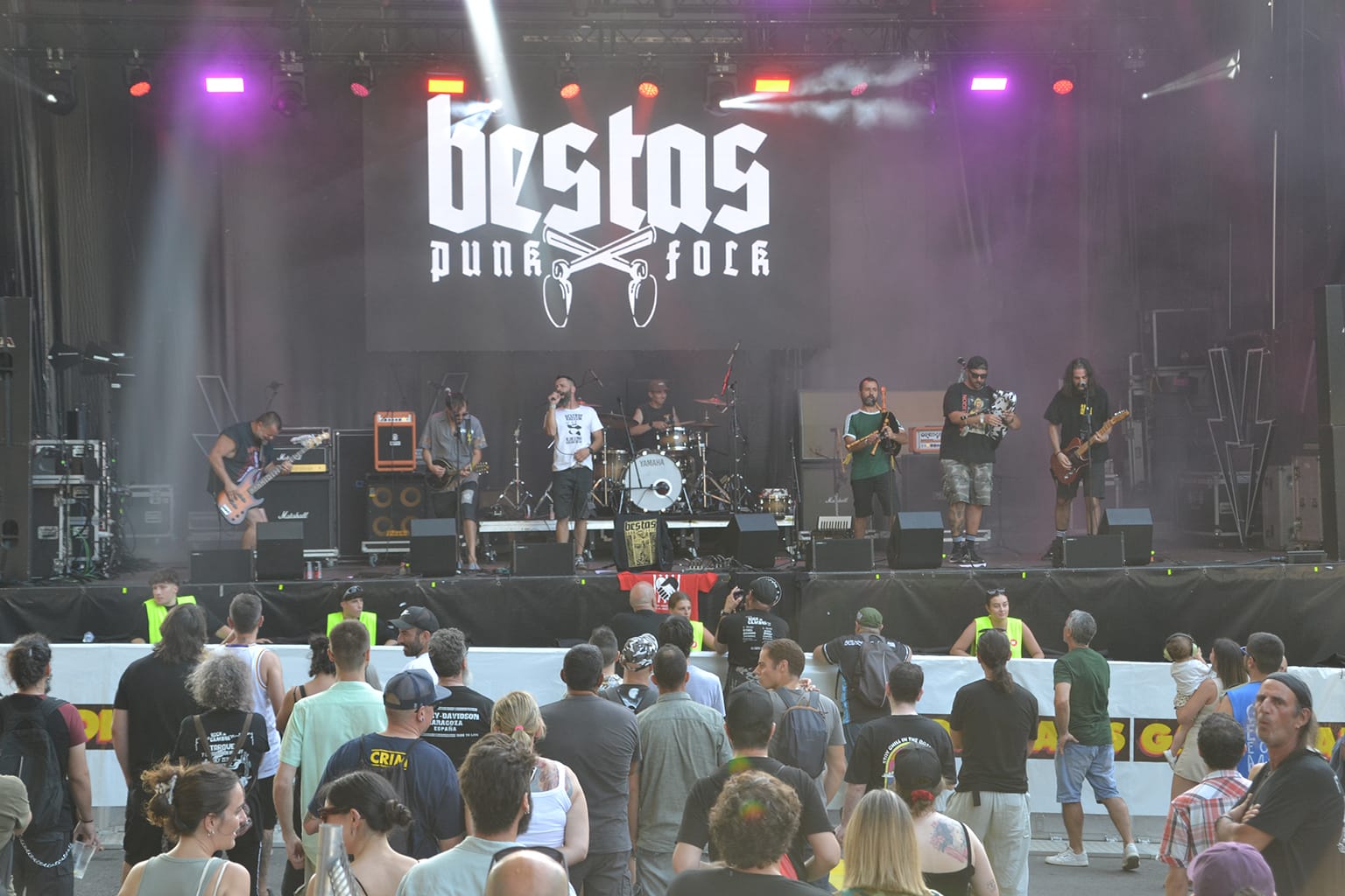 Bestas presentando Cantos de taberna + Low Gain