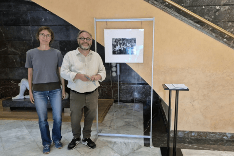 Una obra del MACBA en el vestíbulo de l'Ajuntament