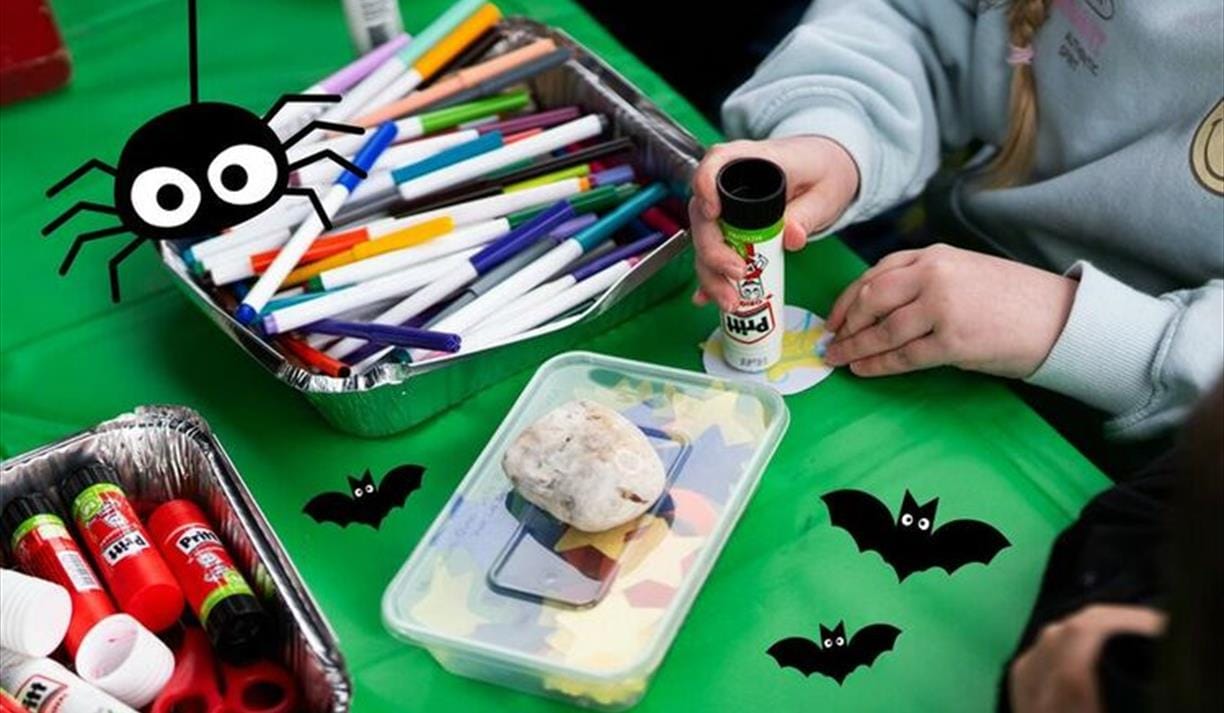 Crafty Kids: Halloween Spooky Spiders and Chatty Bats