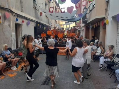 Baile de sardanas de las 181as Fiestas de la calle de Sant Jaume