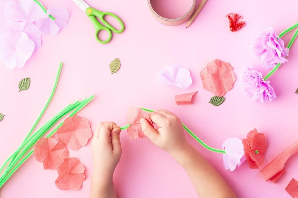 Taller creativo de flores de papel para niños