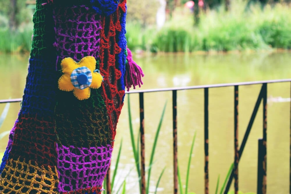 Instalación artística participativa de yarnbombing
