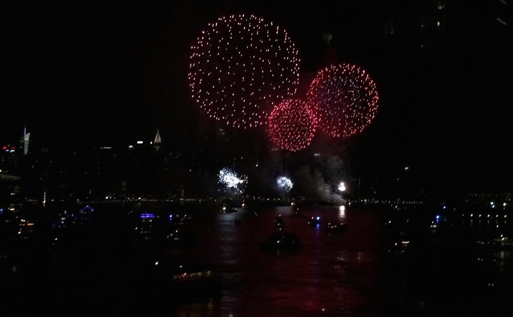 Espectáculo pirotécnico y atracciones