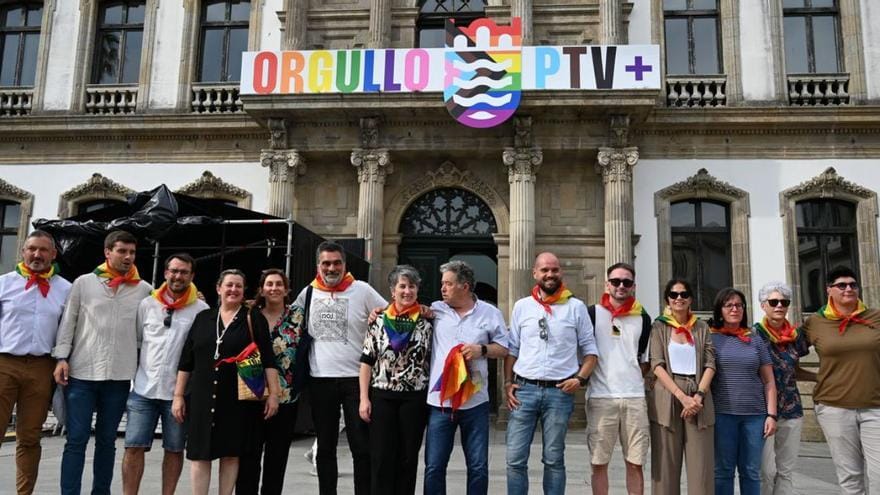 Orgullo PTV+ 2025 despliega su pancarta en la Casa Consistorial