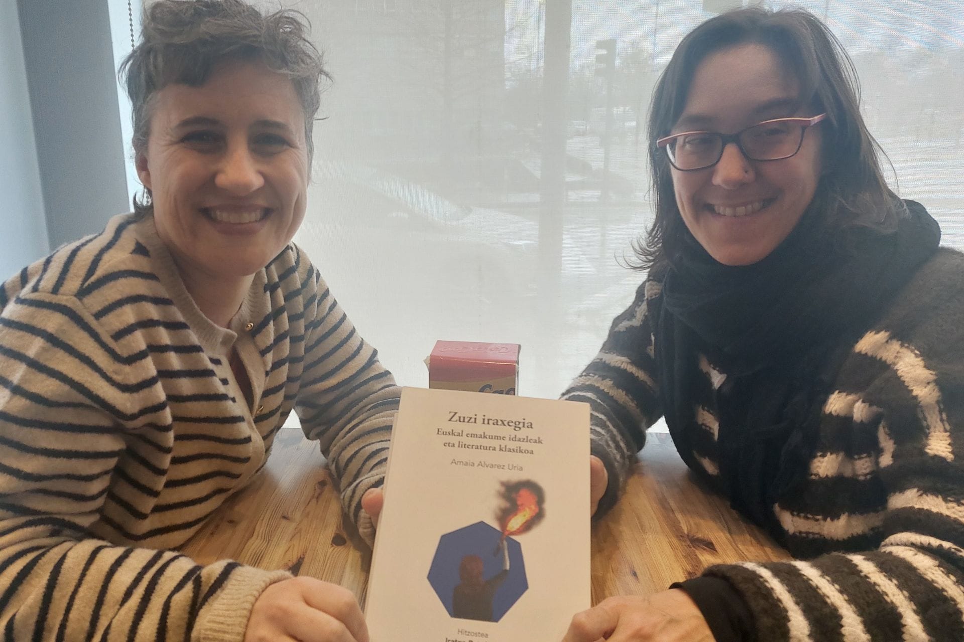 A. ALVAREZ (AUTORA) Y C. CRESPO (PRESENTADORA). Zuzi iraxegia. Euskal emakume idazleak eta literatura klasikoa