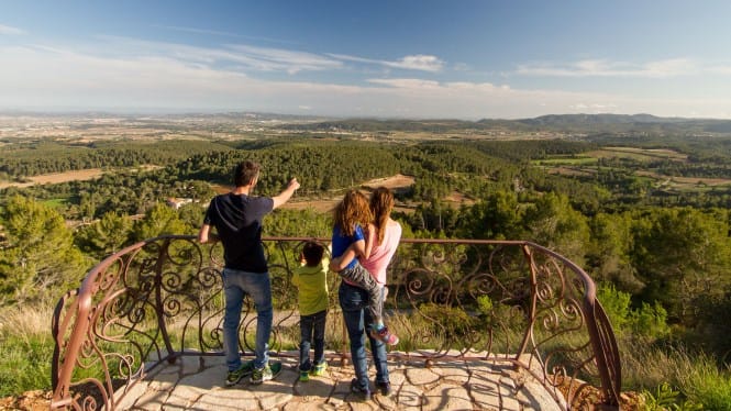 Siete actividades de enoturismo para hacer en familia cerca de Barcelona